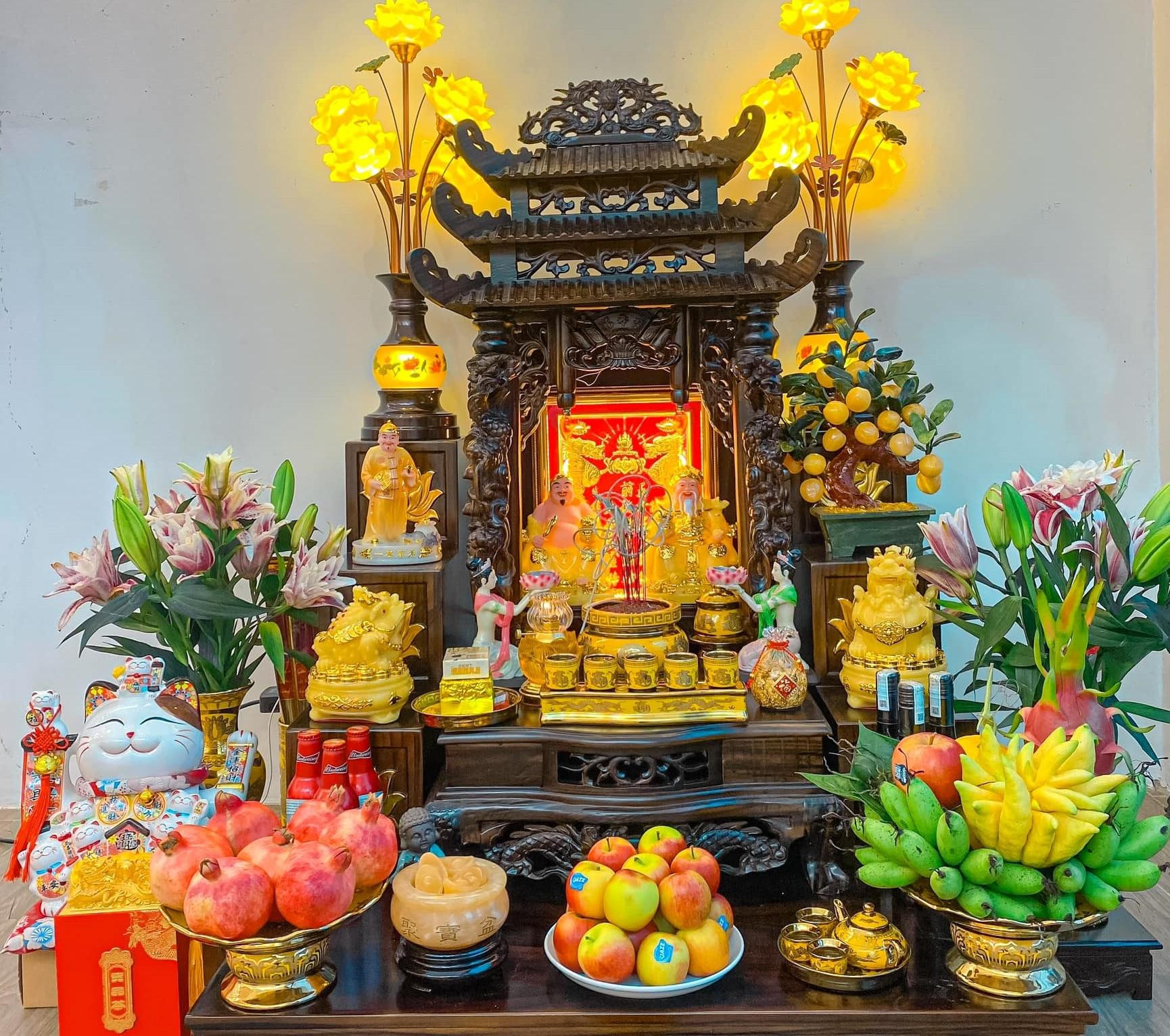 Bàn thờ Thần Tài nên đặt sát tường vững chắc, hướng ra cửa chính và ở vị trí sạch sẽ, thông thoáng để đón tài khí và may mắn