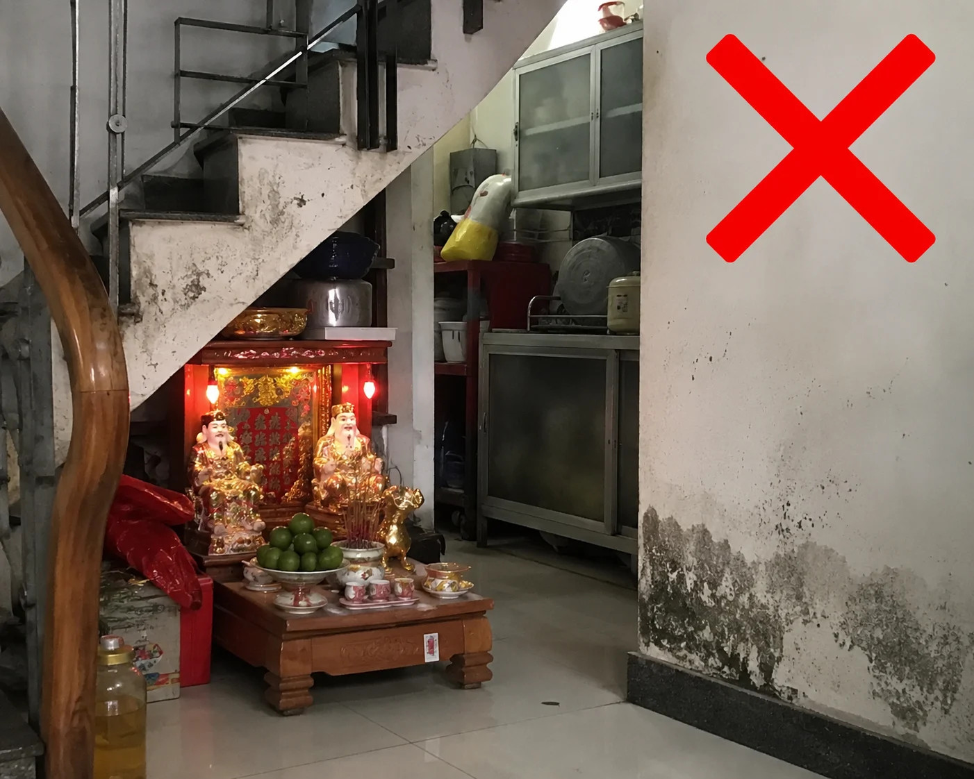 Bàn thờ Thần Tài không nên đặt ở nơi ẩm thấp, thiếu trang nghiêm hoặc gần các khu vực dễ gây ảnh hưởng đến trường khí và sự tôn nghiêm của không gian thờ cúng