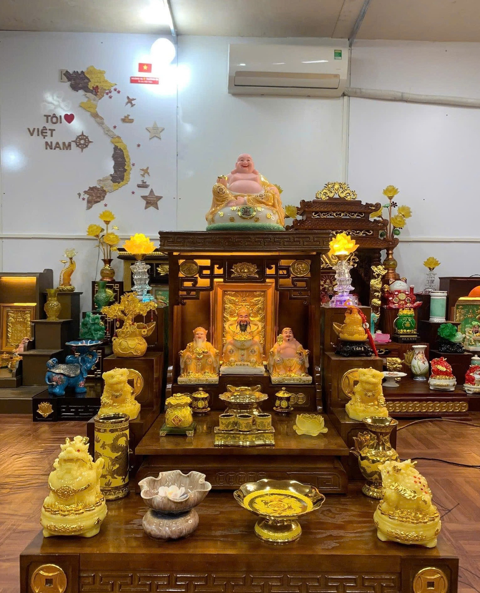 Hướng đặt bàn thờ Thần Tài nên được lựa chọn theo tuổi, cung mệnh và mặt bằng thực tế để hỗ trợ tụ khí, thu hút tài lộc và đảm bảo sự hài hòa trong không gian