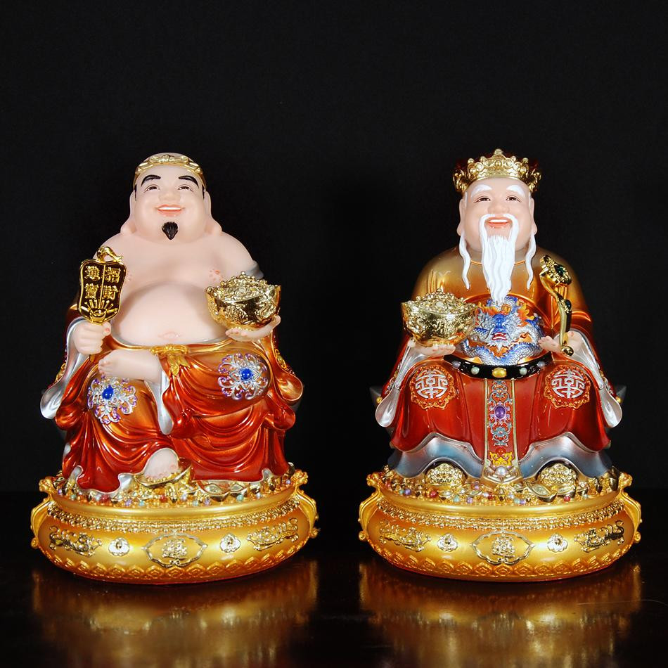 Theo cách bài trí truyền thống, khi nhìn từ ngoài vào bàn thờ, Thần Tài đặt bên trái và Ông Địa đặt bên phải