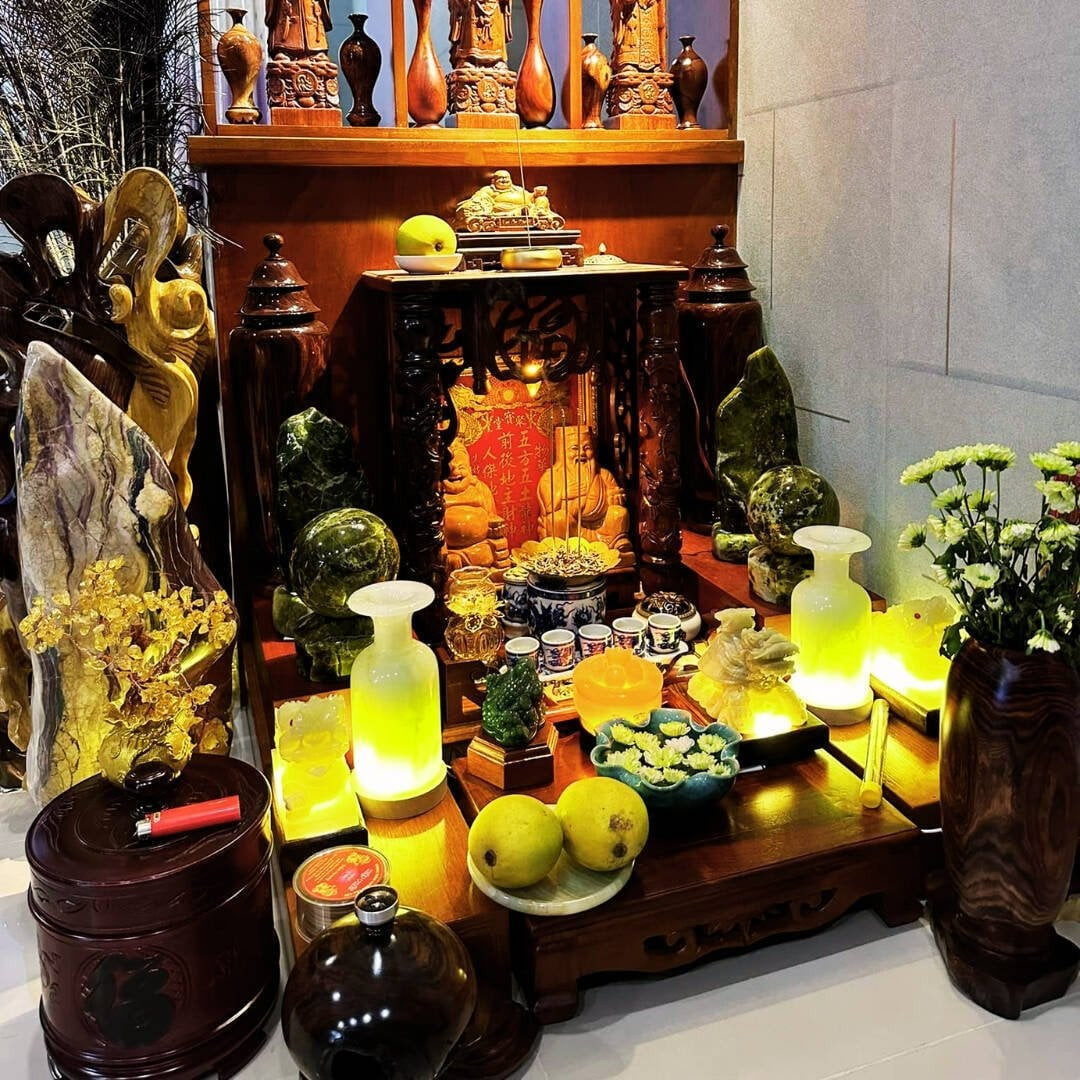 Bàn thờ Thần Tài đầy đủ thường gồm bài vị, tượng Thần Tài - Ông Địa, bát hương, hũ gạo muối nước, chén nước, hoa tươi, trái cây, đèn thờ và các vật phẩm phong thủy tượng trưng cho tài lộc, sung túc