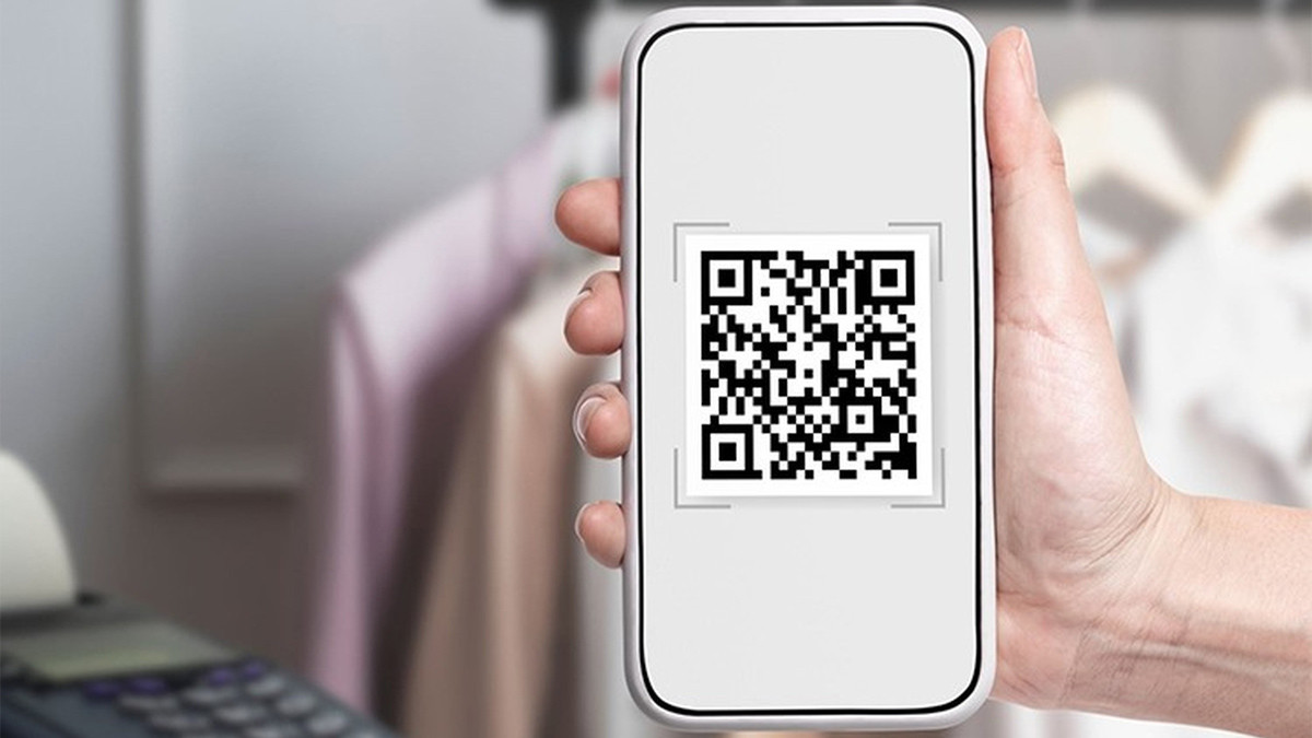 Một người phụ nữ đang quét mã QR trên màn hình điện thoại, minh họa sự tiện lợi của QR code