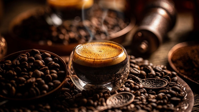 So sánh đặc điểm nổi bật giữa cà phê espresso và cà phê đen truyền thống
