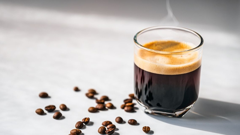 Một người đàn ông đang thưởng thức cà phê espresso tại quán