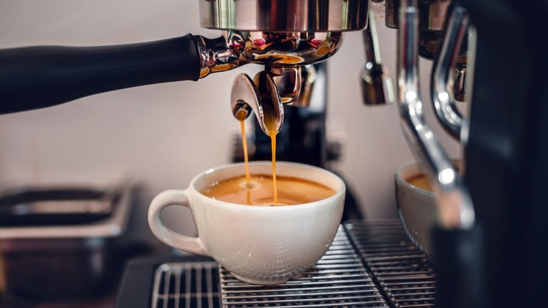 Một tách cà phê espresso nhỏ với lớp crema đặc trưng