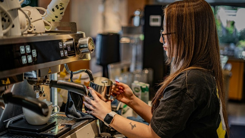 Thợ pha chế đang chuẩn bị các biến thể cà phê espresso khác nhau