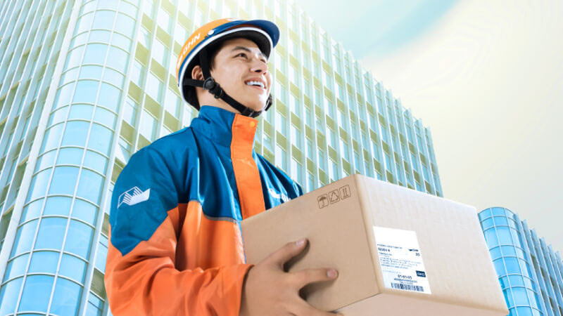 Xe tải của GHN Express đang vận chuyển hàng hóa trên đường