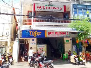 Món cơm gà đặc trưng với thịt gà ta và cơm nấu mỡ gà thơm lừng tại nhà hàng Quê Hương Quy Nhơn