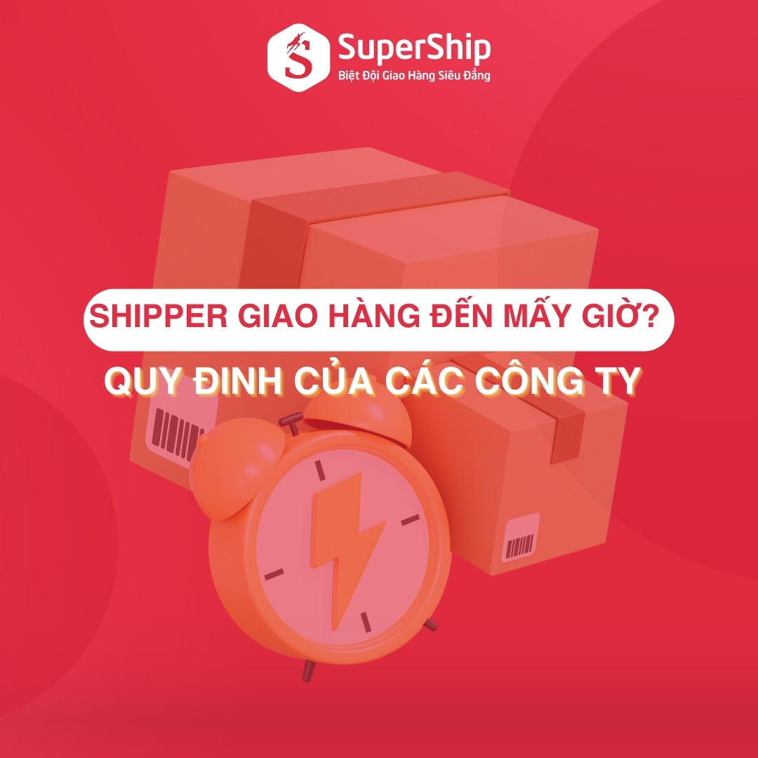 Shipper đang kiểm tra thông tin đơn hàng trên điện thoại trước khi giao cho khách