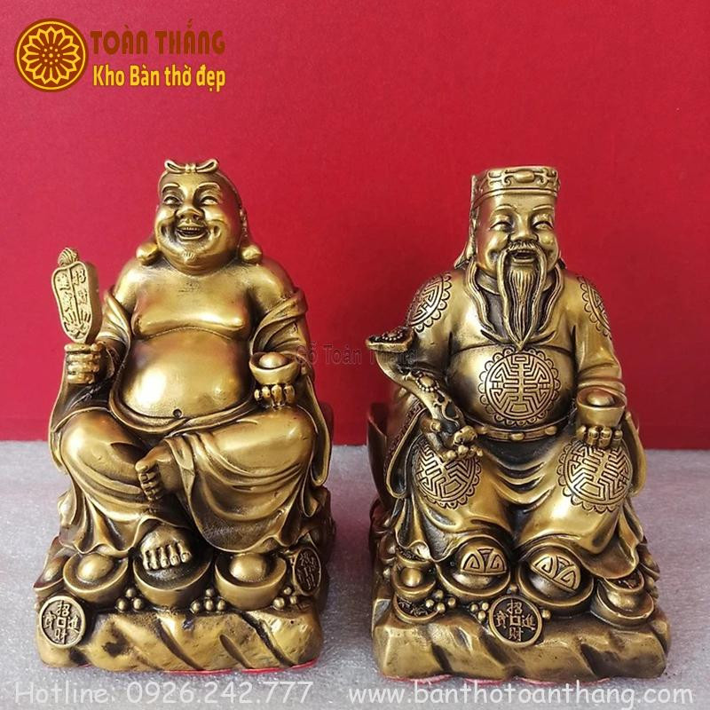 Người cúng nhìn vào thì Ông Địa bên trái, Thần Tài bên phải