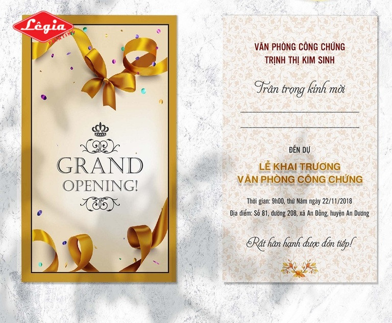 Mẫu thiệp mời khai trương sang trọng với tông màu tối và chữ vàng đồng