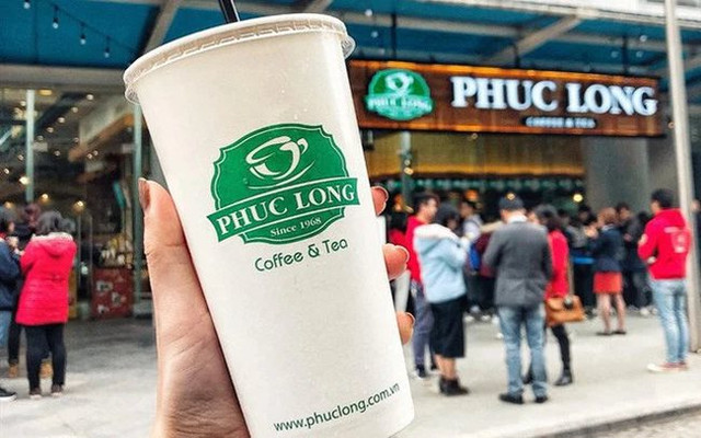 Nhiều loại đồ uống Phúc Long được đặt trên quầy