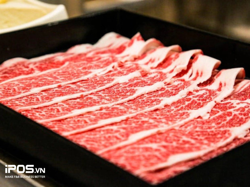 Đĩa thịt bò tươi ngon, thái lát mỏng tại nhà hàng Haidilao