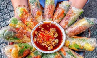 Đĩa bò bía được cuộn chắc tay với đầy đủ topping