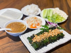 Những cuốn bò nướng lá lốt đang được nướng trên bếp than