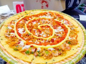 Bánh tráng nướng được chế biến nóng hổi trên bếp than