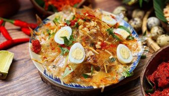 Bánh tráng trộn với đầy đủ nguyên liệu hấp dẫn