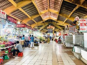 Khu ẩm thực nhộn nhịp bên trong chợ đêm Bến Thành
