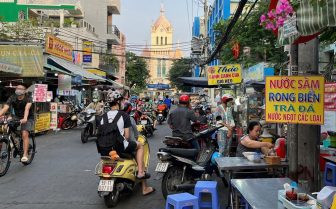 Khu chợ 200 Xóm Chiếu với các hàng quán ăn vặt