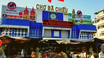 Một góc chợ Bà Chiểu về đêm với các hàng quán