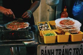 Khám phá các món ăn vặt tại Khu Hàng Xanh