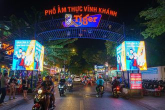 Phố ẩm thực Vĩnh Khánh về đêm với nhiều quán ốc