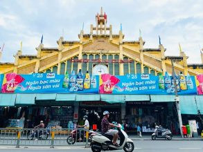 Chợ Tân Định với các gian hàng sầm uất