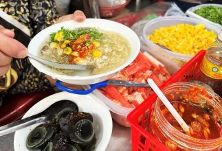 Các món ăn vặt được bày bán tại hẻm 284 Lê Văn Sỹ
