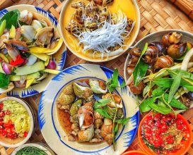 Đĩa ốc hương hấp dẫn được chế biến tại một quán ăn vặt