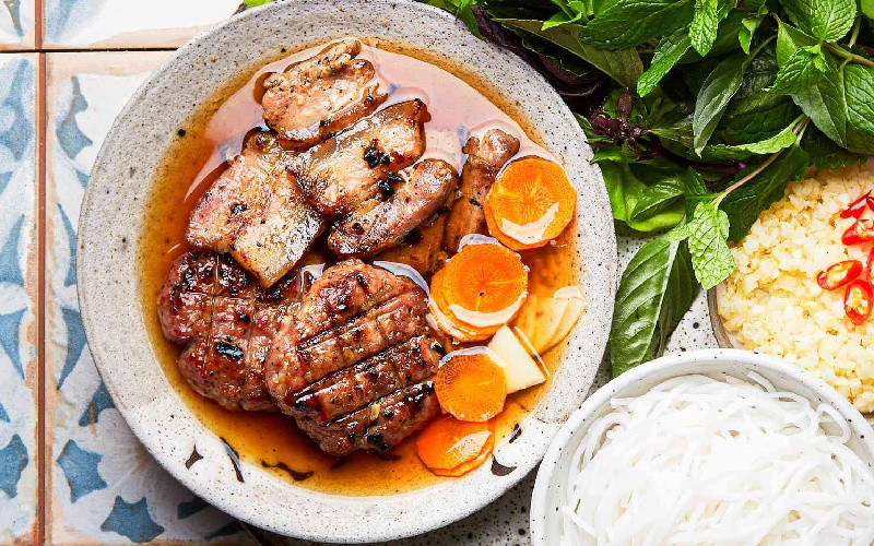 Những miếng chả viên tròn căng, nướng vừa lửa nổi bật giữa bát nước mắm chua ngọt hấp dẫn