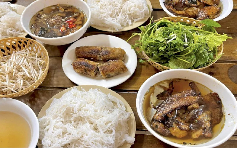 Bát bún chả đầy đặn với rau sống, bún trắng, thịt nướng và nước chấm ngọt cay mặn hòa quyện