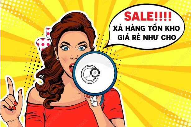 Người bán hàng tương tác vui vẻ với khách hàng qua mạng xã hội