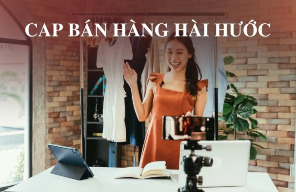 Một người phụ nữ trẻ tươi cười nhìn vào điện thoại, thể hiện sự tương tác vui vẻ khi mua sắm online