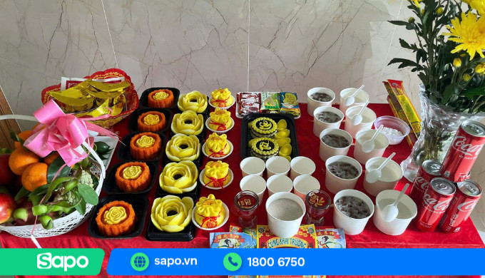 Hình ảnh mâm cúng khai trương được chuẩn bị kỹ lưỡng, thể hiện sự thành tâm