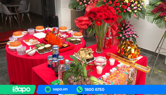 Hình ảnh mâm cúng khai trương đơn giản đặt trên bàn, tượng trưng cho bài cúng chuẩn