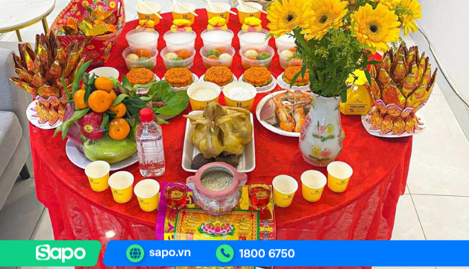 Hình ảnh một mâm cúng khai trương với các lễ vật đơn giản nhưng đầy đủ