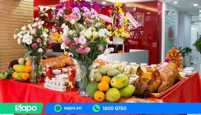 Hình ảnh một mâm cúng khai trương với nhiều lễ vật được bày biện trang trọng