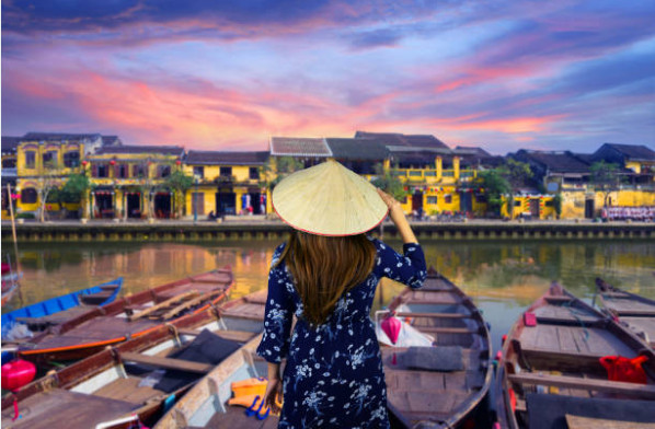 Du khách nước ngoài đang khám phá Vịnh Hạ Long, biểu tượng du lịch của Việt Nam