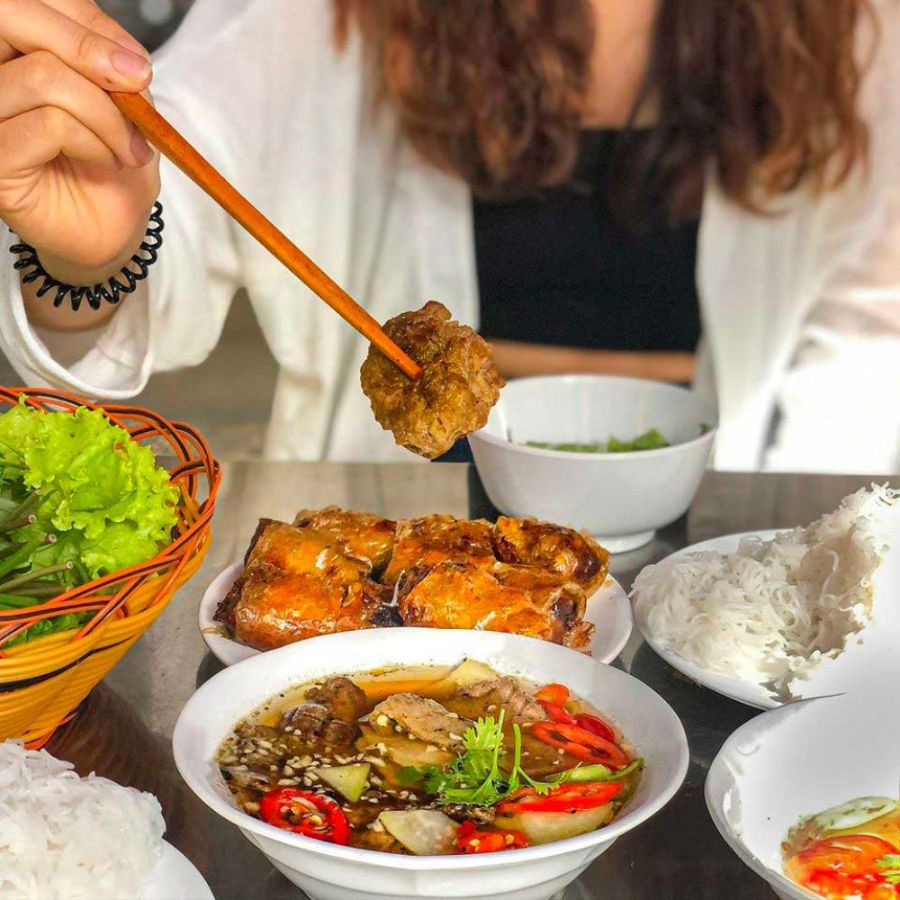 Khám phá và du lịch thủ đô nghìn năm văn hiến, đừng quên thưởng thức món ăn đặc sản thơm ngon, hấp dẫn được chế biến bởi chính đầu bếp bản địa