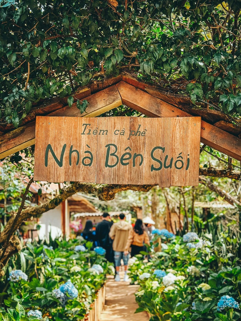 Quang cảnh thơ mộng của Tiệm cà phê Nhà Bên Suối nằm nép mình bên dòng suối nhỏ