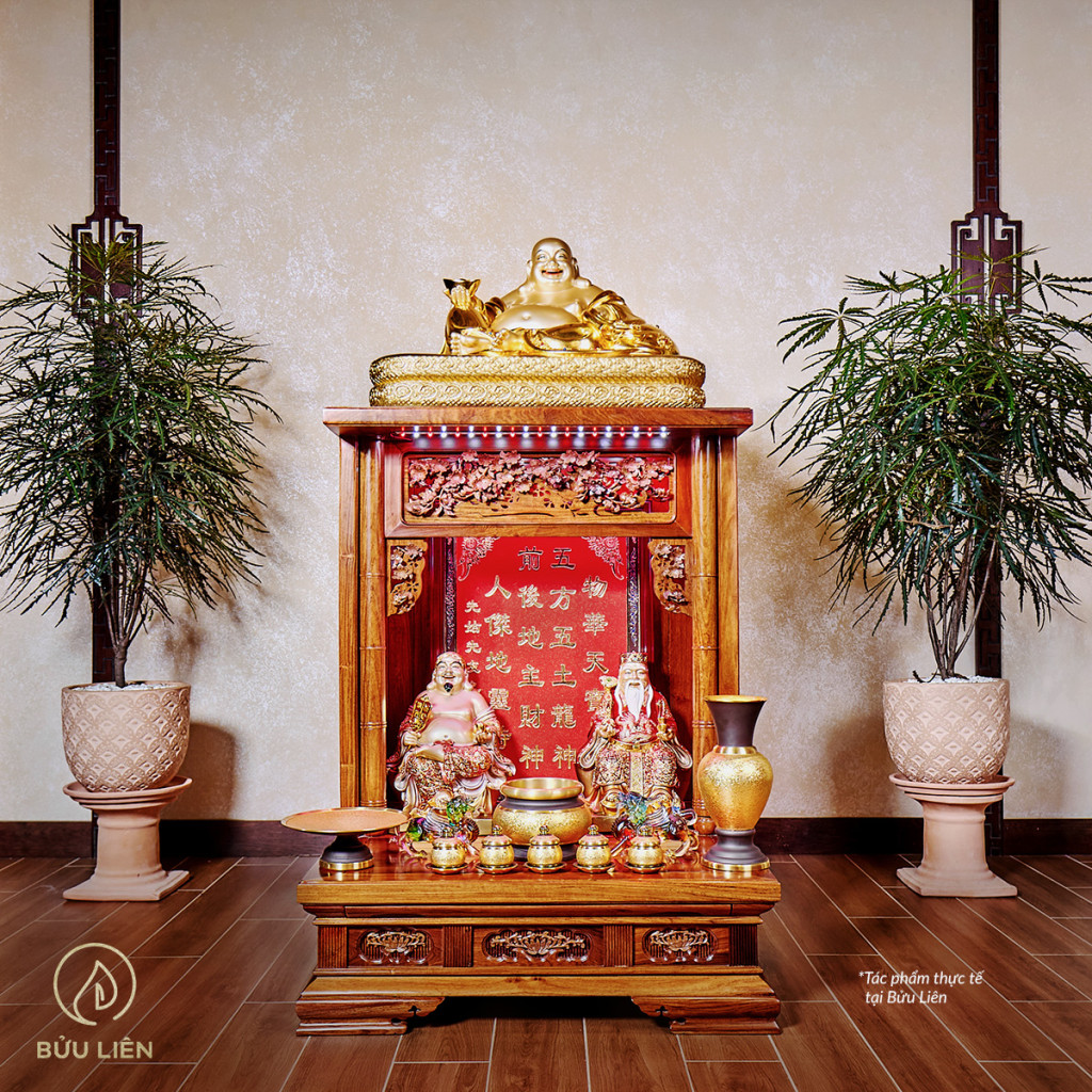 Lọ hoa được đặt bên trái bàn thờ Thần Tài theo nguyên tắc Đông bình Tây quả