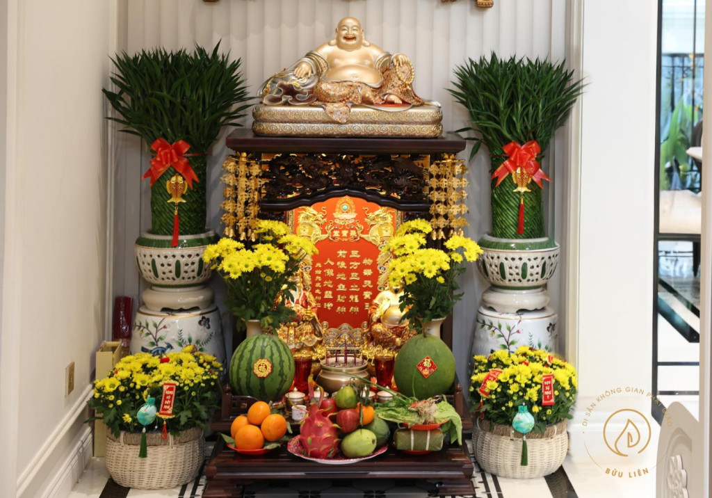 Bố trí tượng Thần Tài bên phải và Ông Địa bên trái trên bàn thờ đúng phong thủy