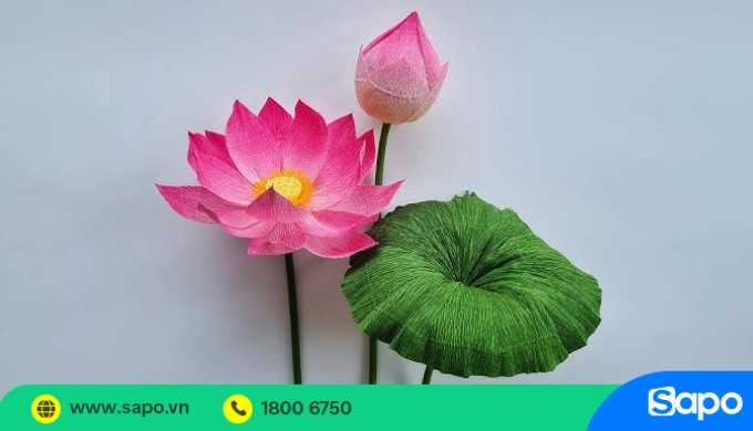 Một bông hoa sen đang nở rộ được làm từ giấy nhún, toát lên vẻ đẹp thanh tao và tinh khiết