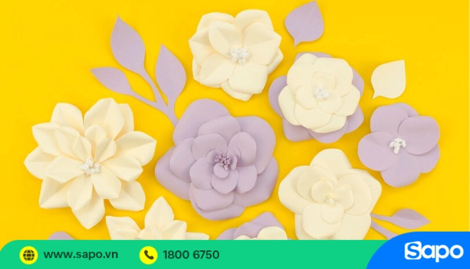 Các nguyên vật liệu cần thiết để làm hoa bằng giấy nhún được đặt trên một mặt phẳng, minh họa chi phí thấp và khả năng tạo doanh thu