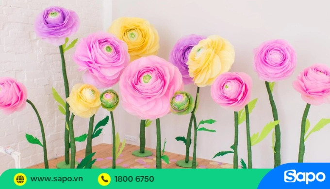 Một cô gái đang cầm bó hoa bằng giấy nhún, chia sẻ kinh nghiệm và mẹo bán hoa handmade hiệu quả trên mạng xã hội