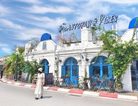 Santorini Vibes Cafe Hồ Tây với kiến trúc trắng xanh tựa hòn đảo Santorini
