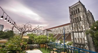 Eden Coffee với view trực diện ra Nhà Thờ Lớn cổ kính