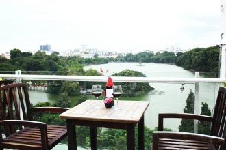 Avalon Cafe Lounge với tầm nhìn bao quát Hồ Gươm và phố cổ về đêm